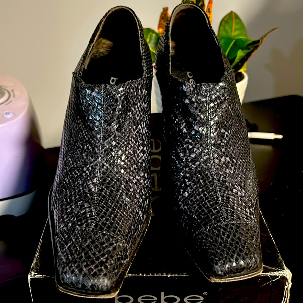 Women’s ankle booties, black 7 1/2